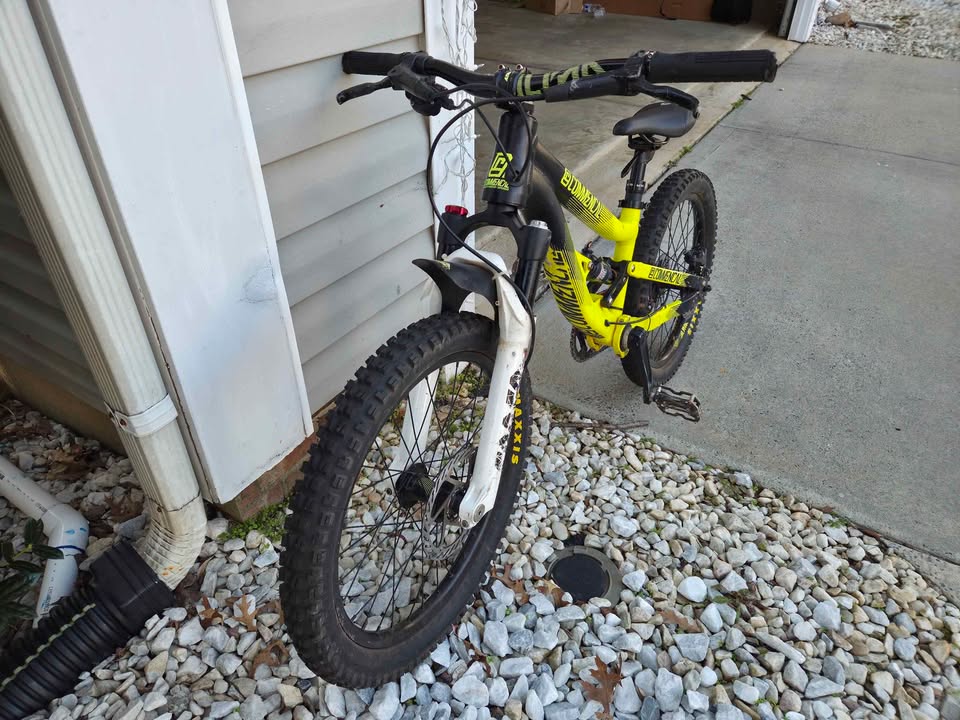 Commencal 20” Kids Full Suspension Mountain Bike